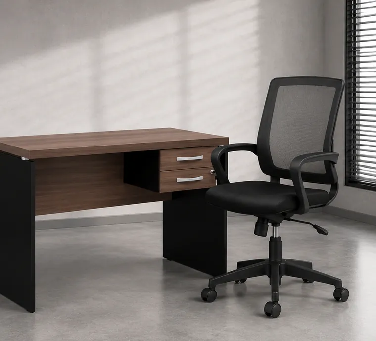 Mesa de escritório com cadeira